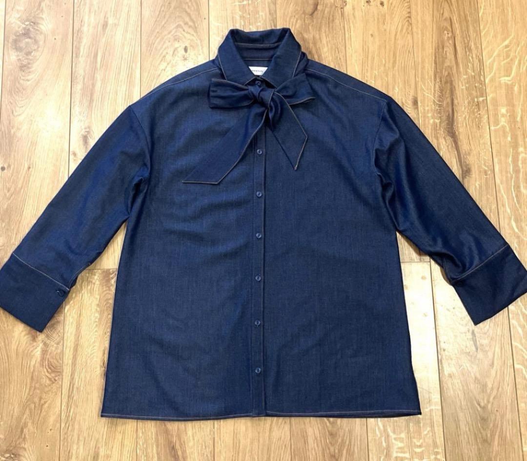 《柳橋唯さん》ワイドスリーブタイネックシャツ