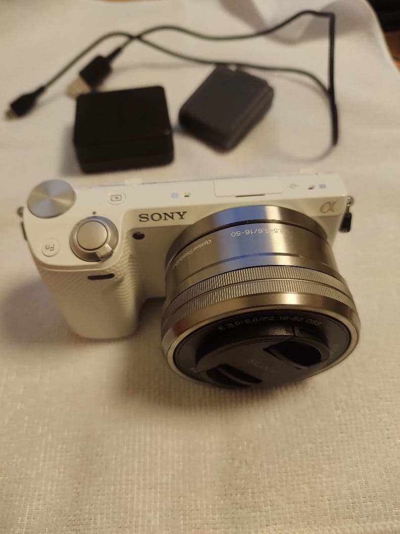 SONY NEX 5T ミラーレスカメラと16-50mmレンズのセット。