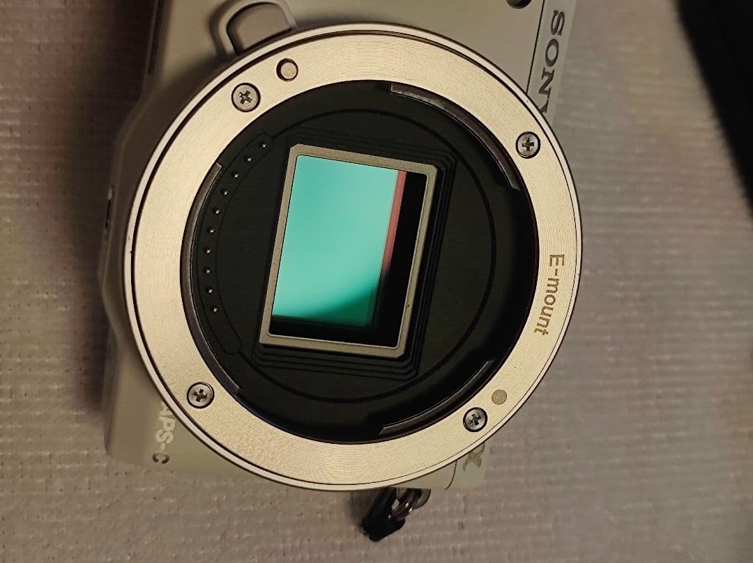 SONY NEX 5T ミラーレスカメラと16-50mmレンズのセット。