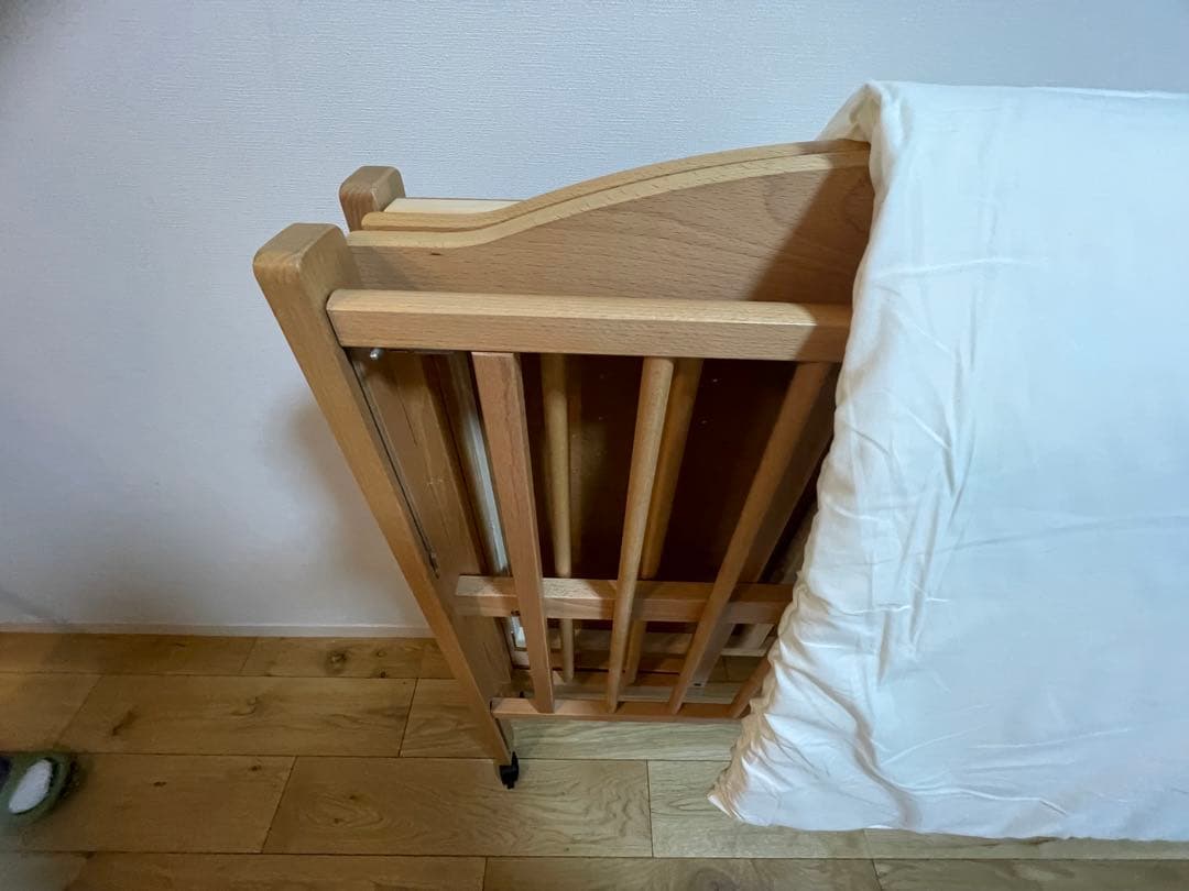 折りたたみベビーベッド 木製ベビーベッド キャスター付き マットレス付き