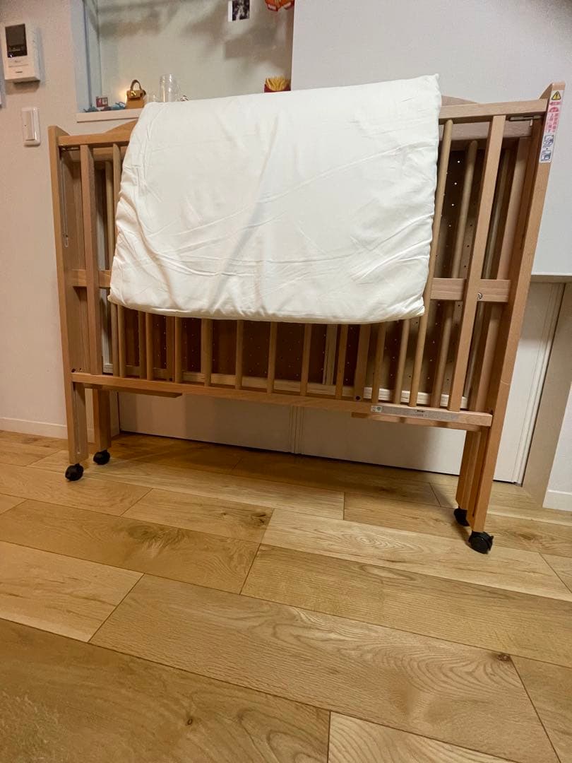 折りたたみベビーベッド 木製ベビーベッド キャスター付き マットレス付き
