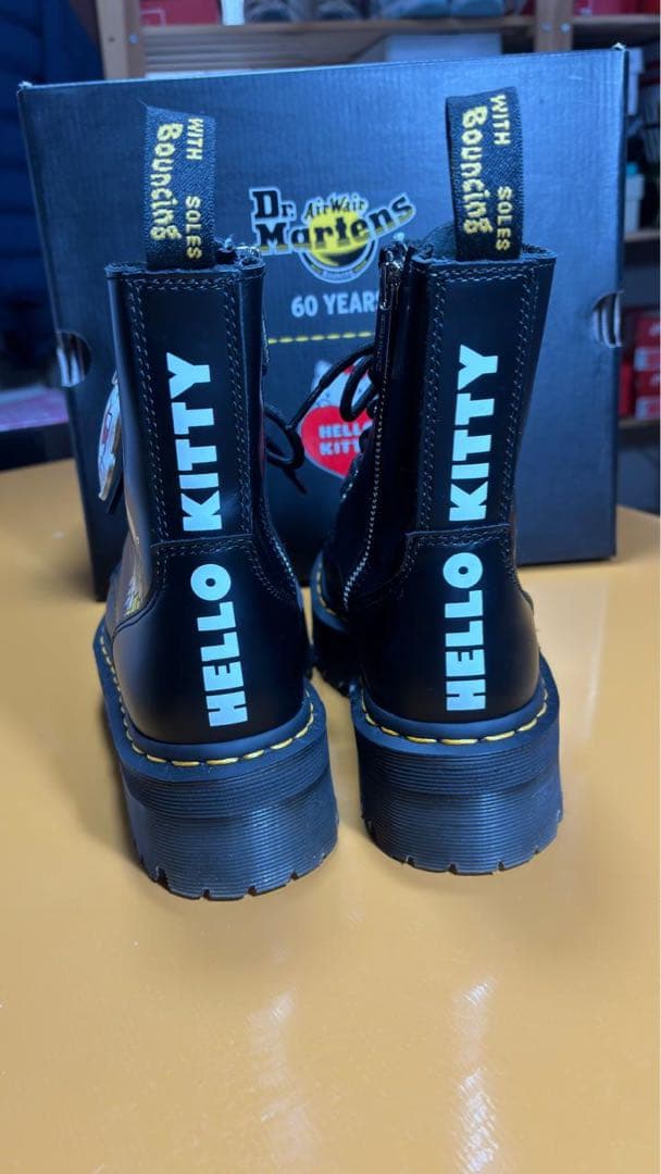 Dr. Martens ハローキティ Jadon HK厚底ブーツ
