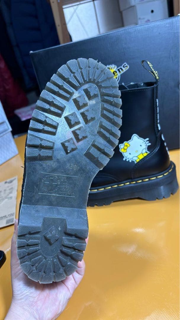 Dr. Martens ハローキティ Jadon HK厚底ブーツ