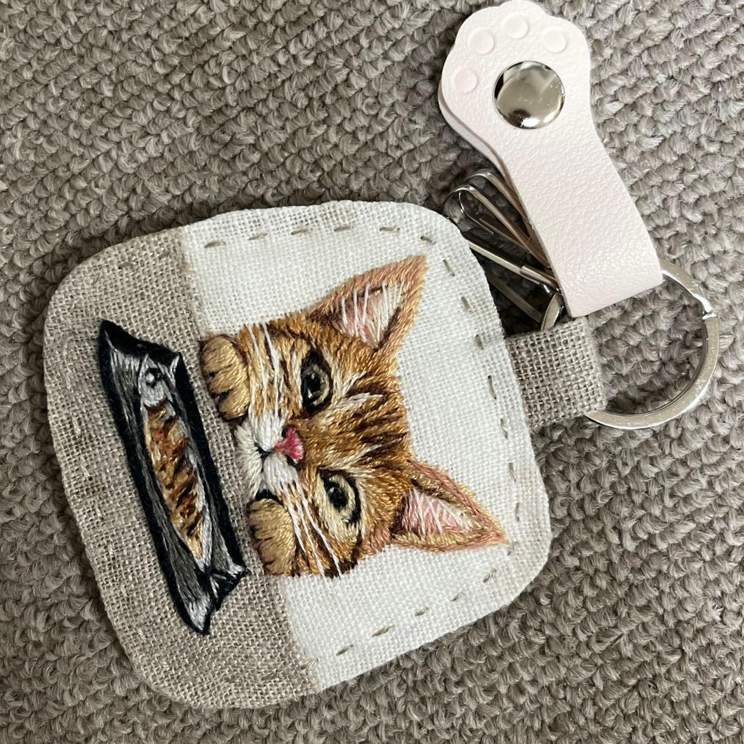 タ*ー様 ハンドメイド刺繍キーホルダー焼き魚と茶トラさん