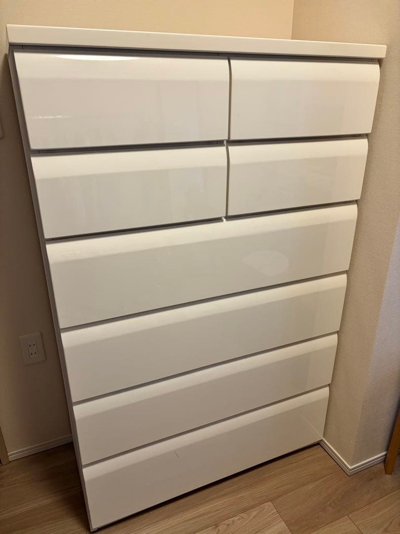 ホワイトチェスト（高さ約137㎝×横幅88㎝×奥行き42㎝）