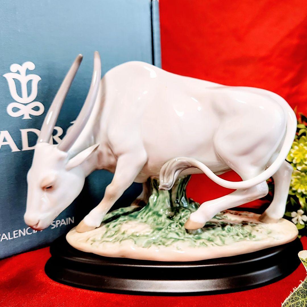 リヤドロ【美品　箱栞　木製台座付】フィギュリン十二生肖系列《牛丑》ゾディアック