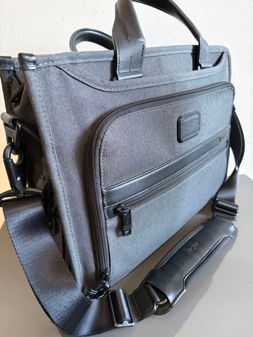 TUMI ビジネスバッグ鞄 レザー本革グレー灰色 スリム