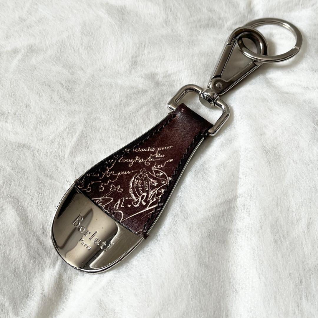 ベルルッティ　シューホーン　キーホルダー　カリグラフィー　レザー　茶色　チャーム