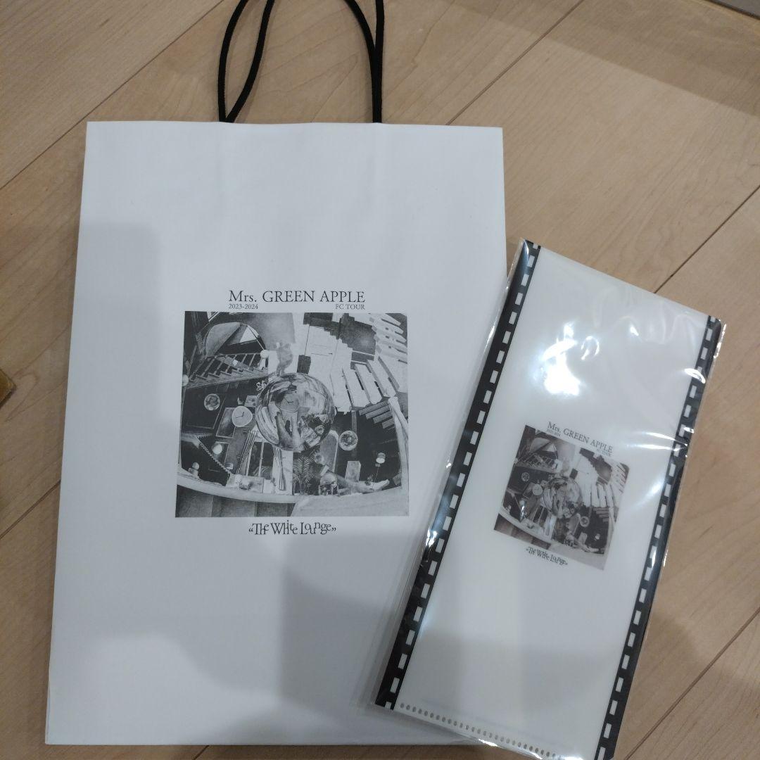 Mrs. GREEN APPLE ホワイトラウンジ クッション アクリルフレーム