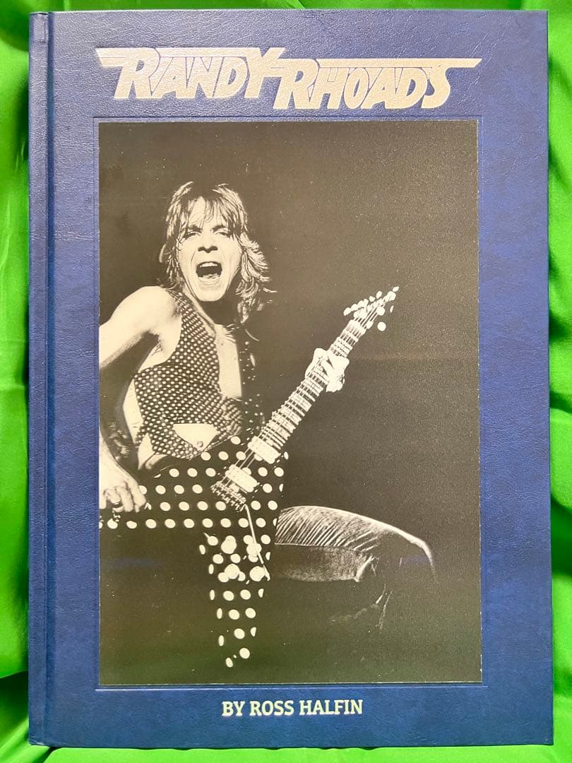 ランディ・ローズ世界限定500冊写真集（オジー・オズボーン直筆サイン入り）