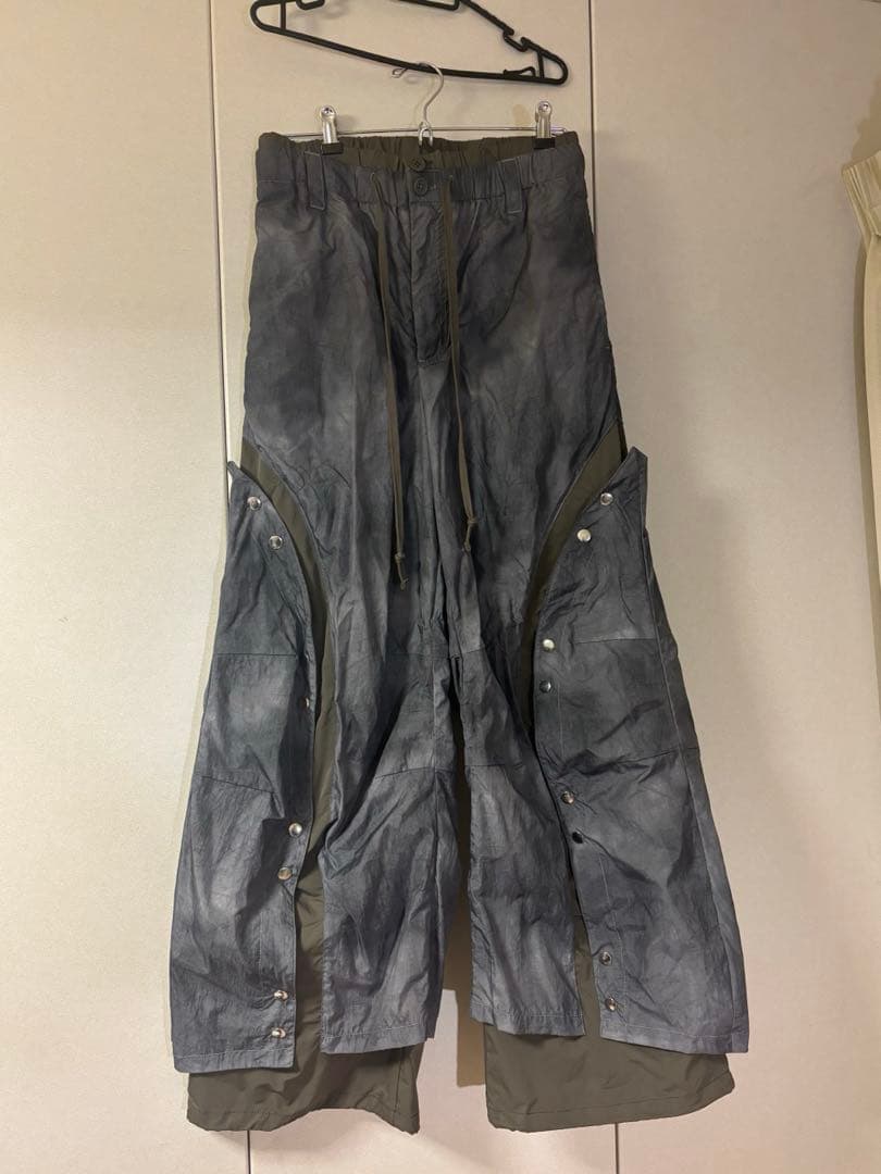 【GRANCY】 ボタンレイヤードデザインナイロンパンツ グレーグリーン M