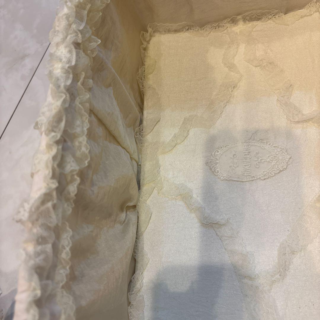 ヒスクローネ　フリル付きホワイト収納ボックス