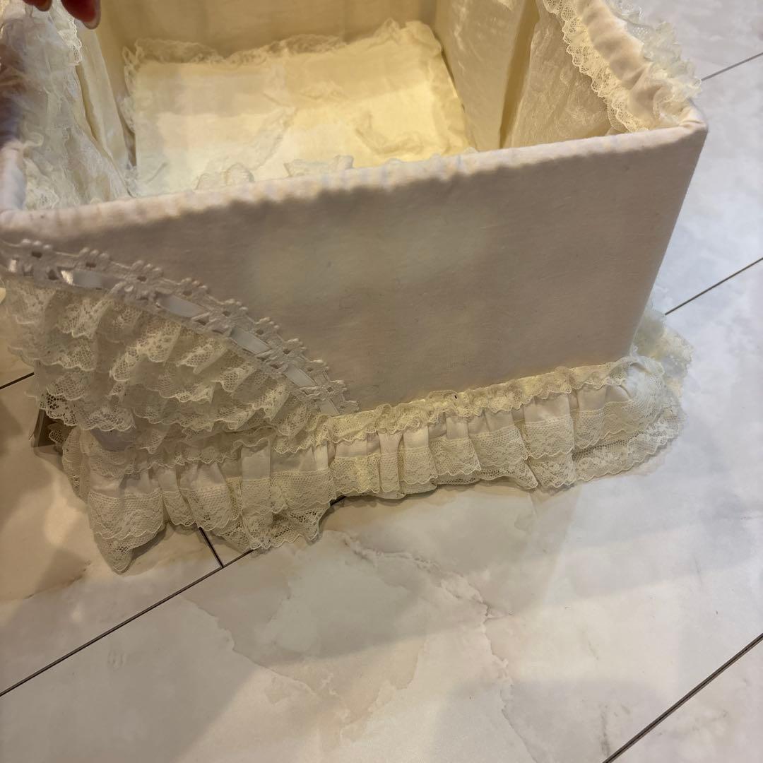 ヒスクローネ　フリル付きホワイト収納ボックス