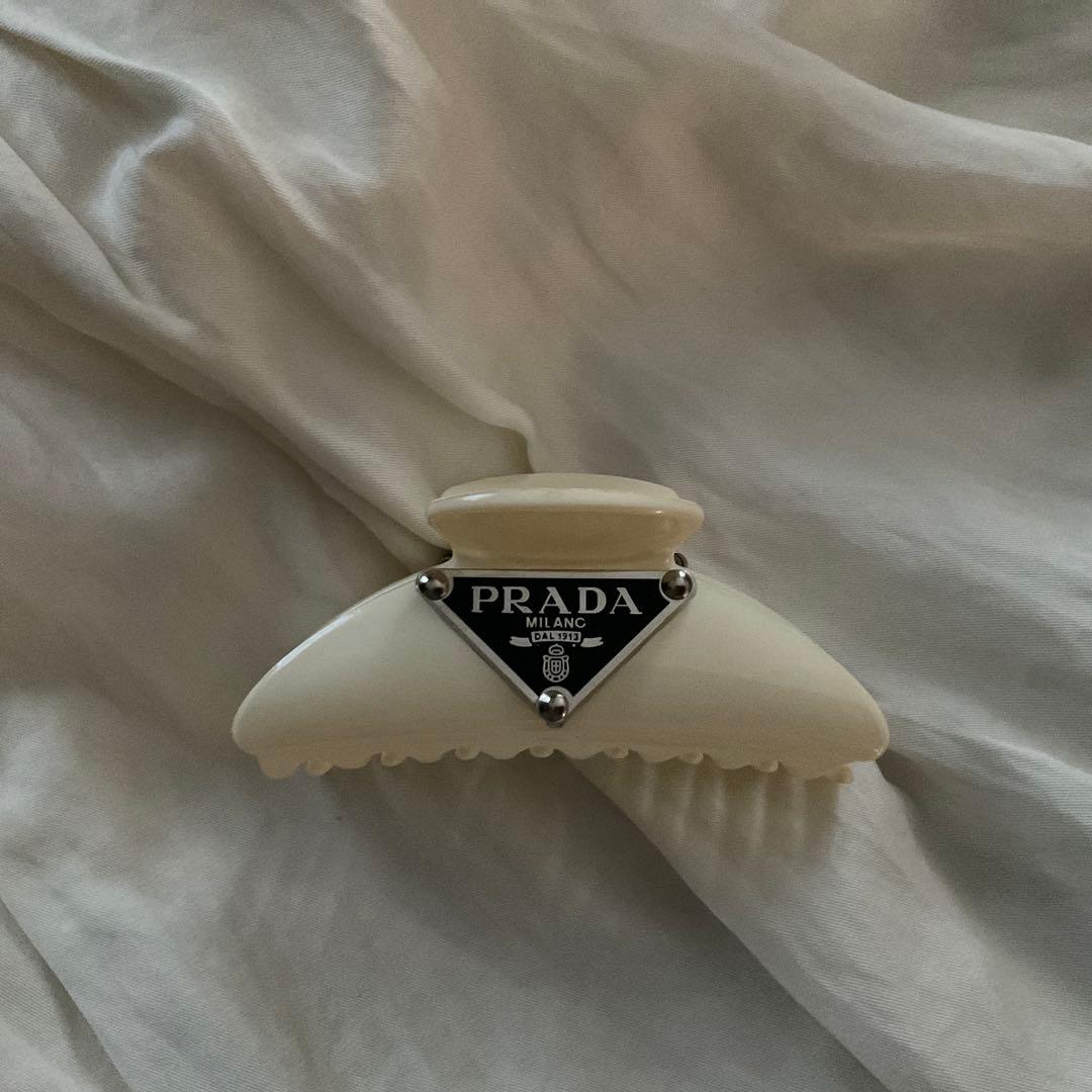 PRADA ヘアクリップ　2個セット　非売品
