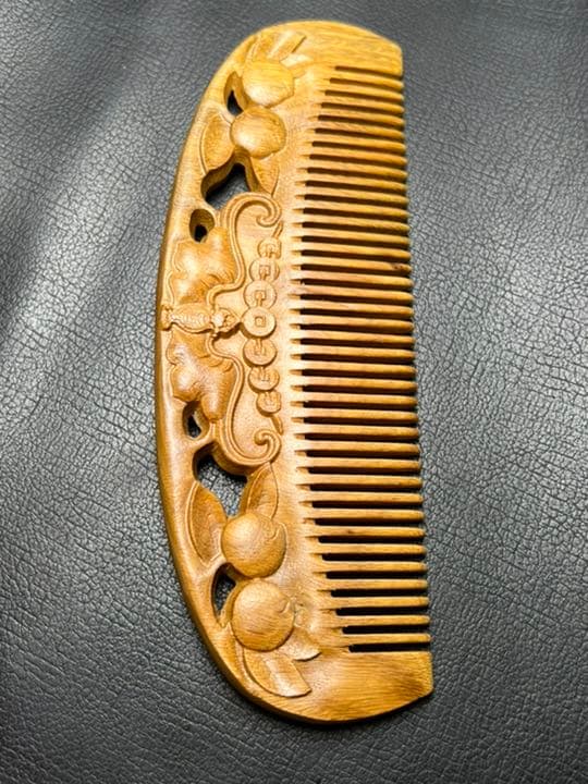 072533  高品質　檀木櫛　福寿模様彫り　56＊157ミリ