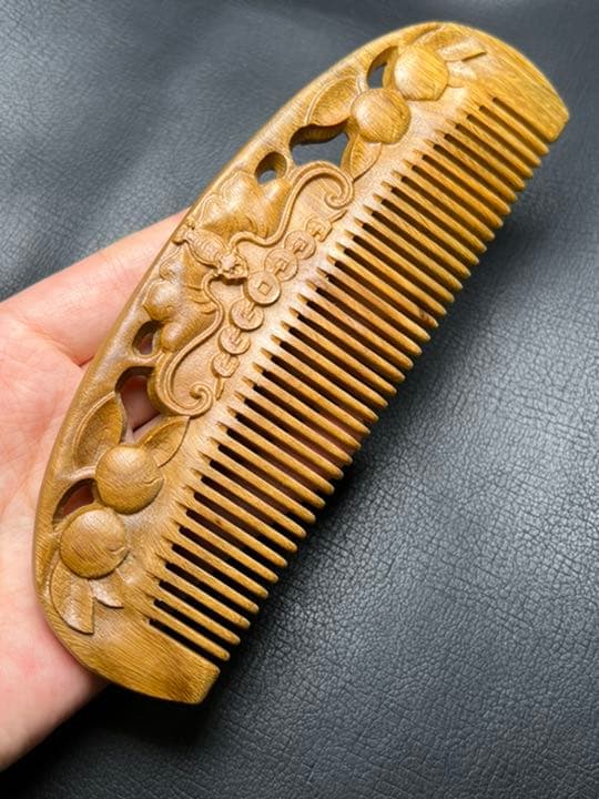 072533  高品質　檀木櫛　福寿模様彫り　56＊157ミリ