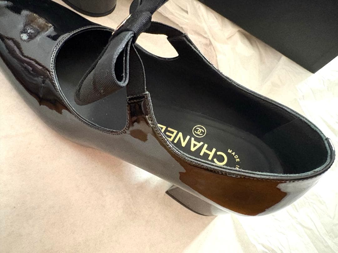 CHANELエナメルリボンストラップシューズ