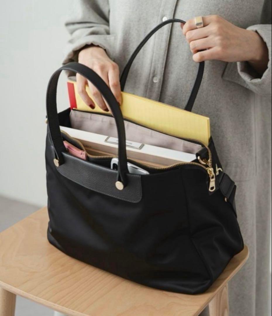 ほぼ未使用ラシット今期A4入るポケット多数三層構造メタルロゴ2wayバッグ