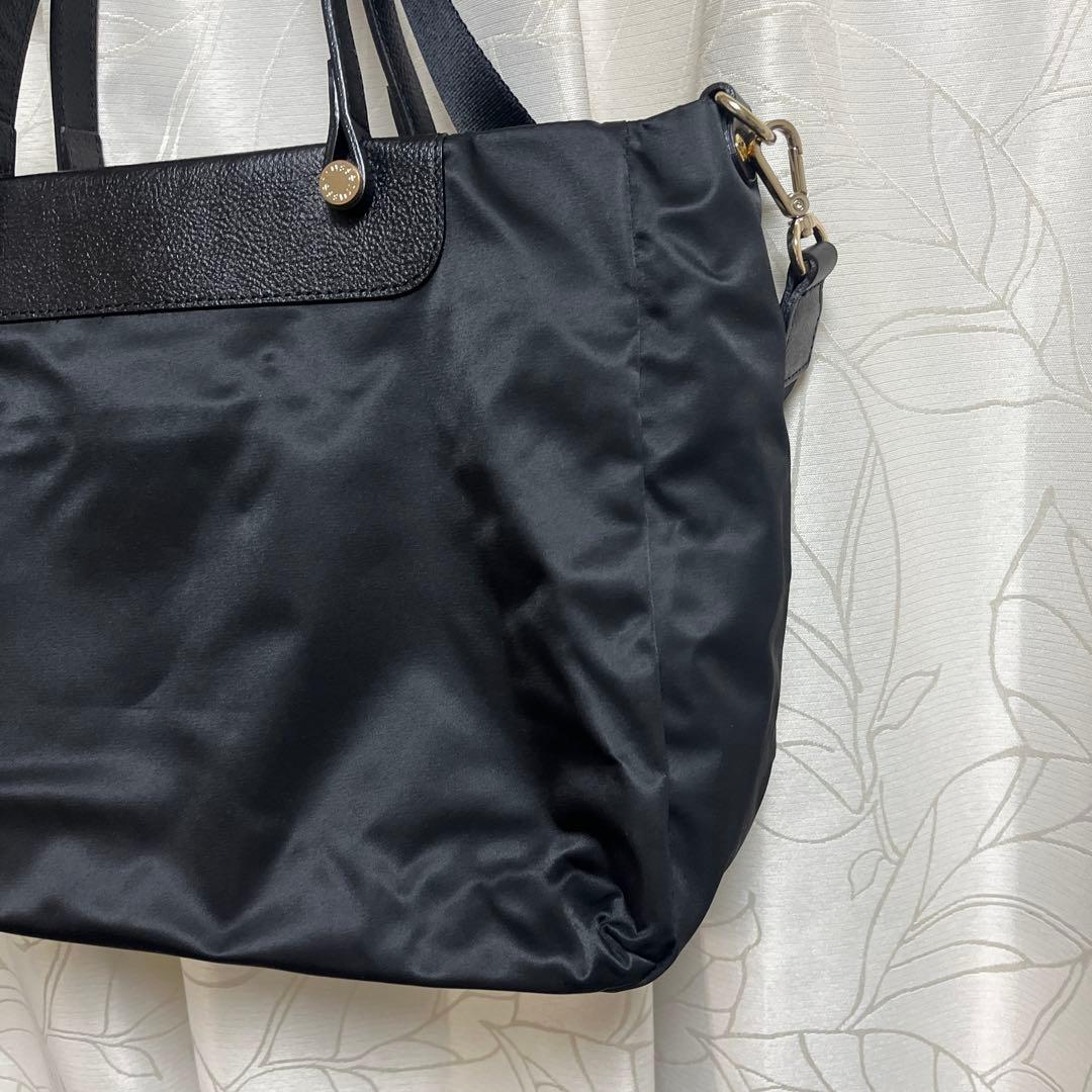 ほぼ未使用ラシット今期A4入るポケット多数三層構造メタルロゴ2wayバッグ