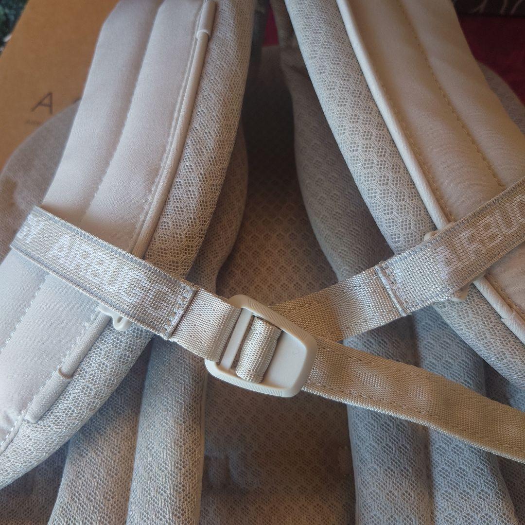 【美品】AIRBUGGY エアバギーベビーキャリア 抱っこ紐　サンドアッシュ