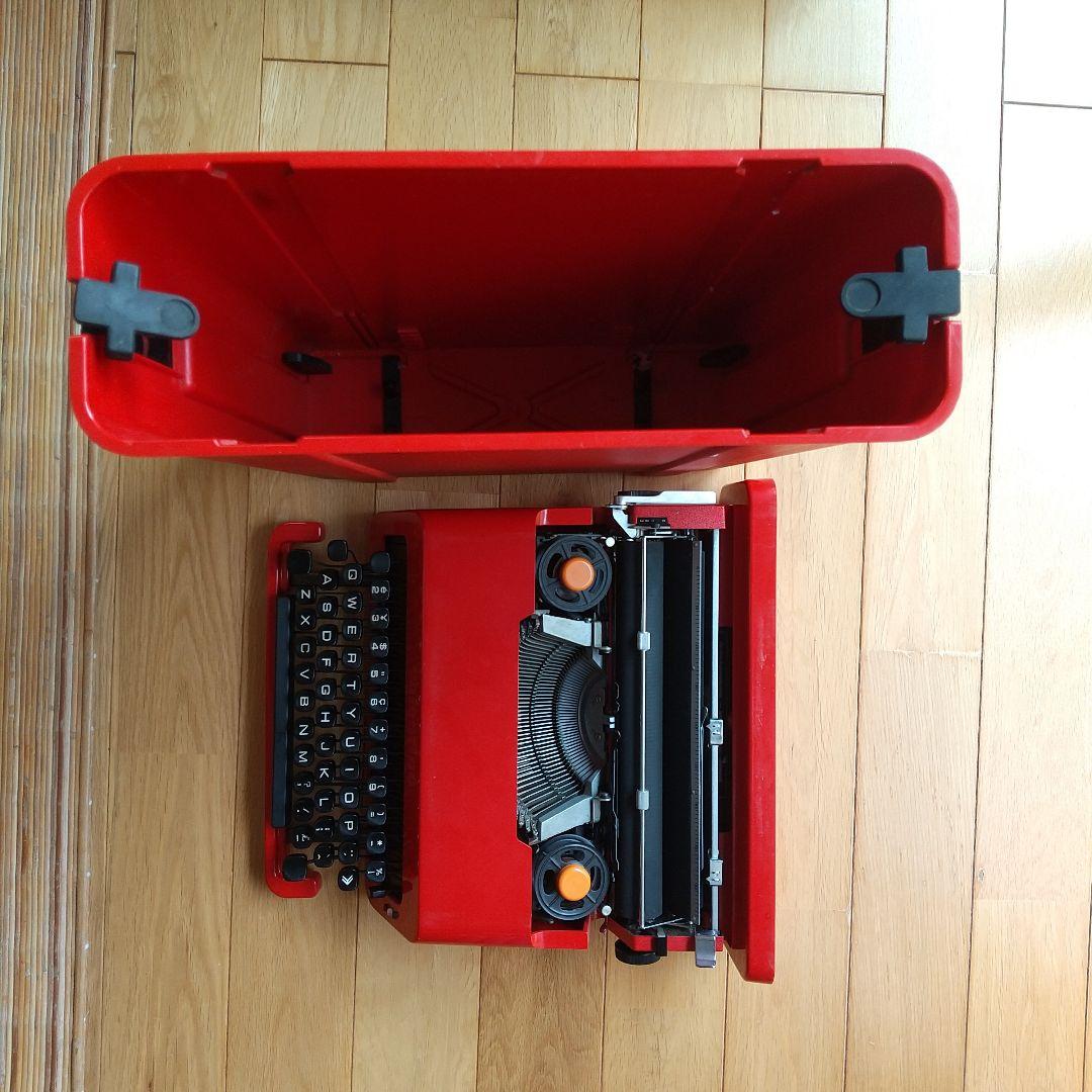 クラシック赤色タイプライター