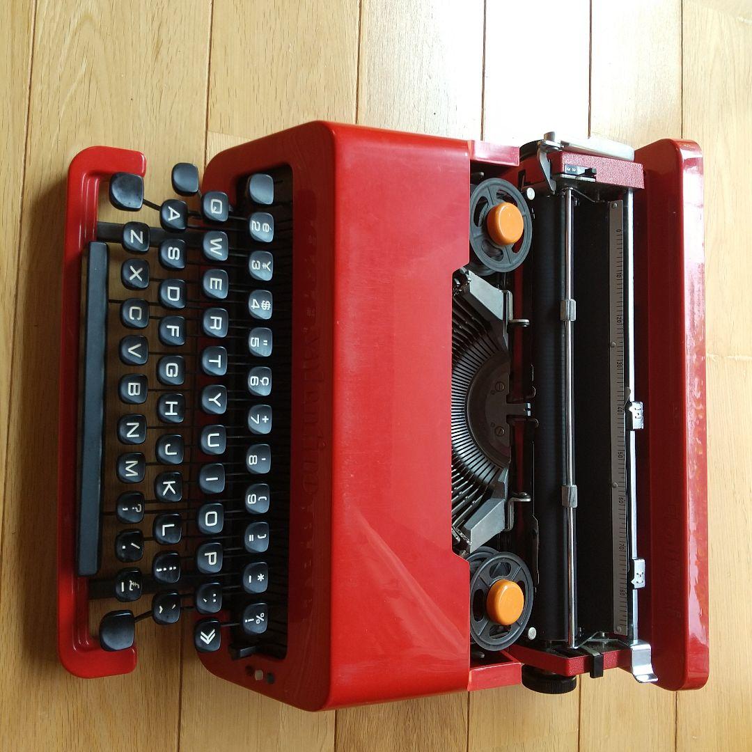 クラシック赤色タイプライター