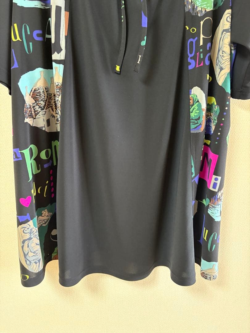 『美品』⭐️トクコプルミエヴォル⭐️黒地に両脇が絵柄で襟が紐で調節の半袖チュニック❣️