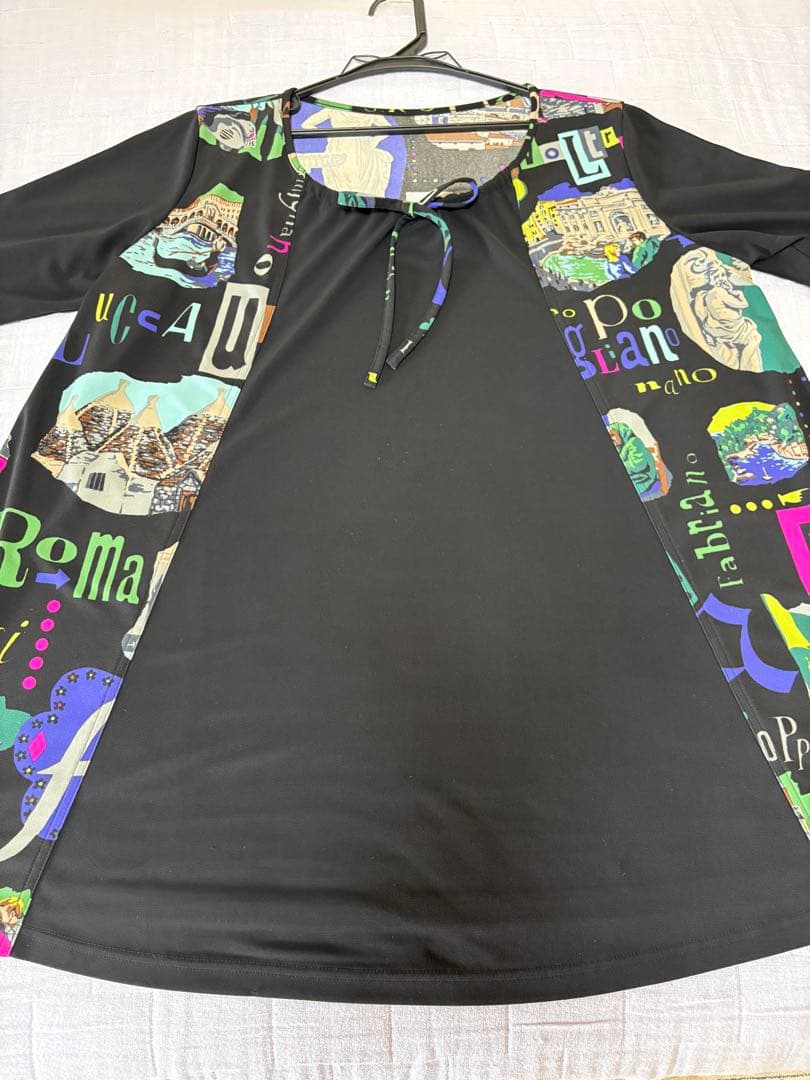 『美品』⭐️トクコプルミエヴォル⭐️黒地に両脇が絵柄で襟が紐で調節の半袖チュニック❣️