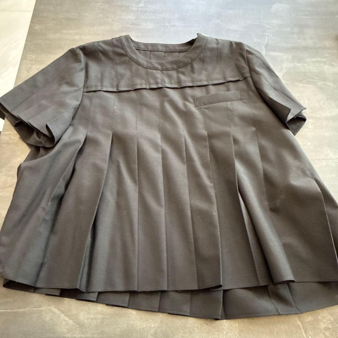 サカイ黒のプリーツ半袖チュニック