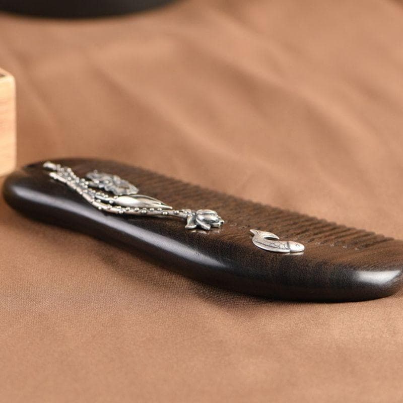 蓮の花と鯉の黒檀櫛 - 日本の伝統と現代技術が融合したアートピースK103