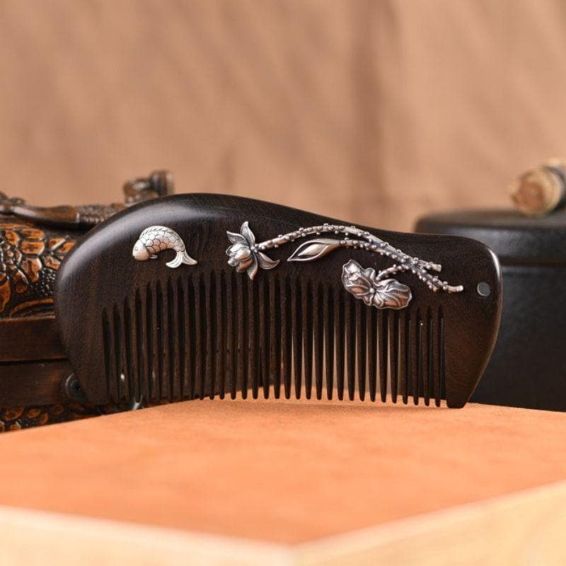 蓮の花と鯉の黒檀櫛 - 日本の伝統と現代技術が融合したアートピースK103