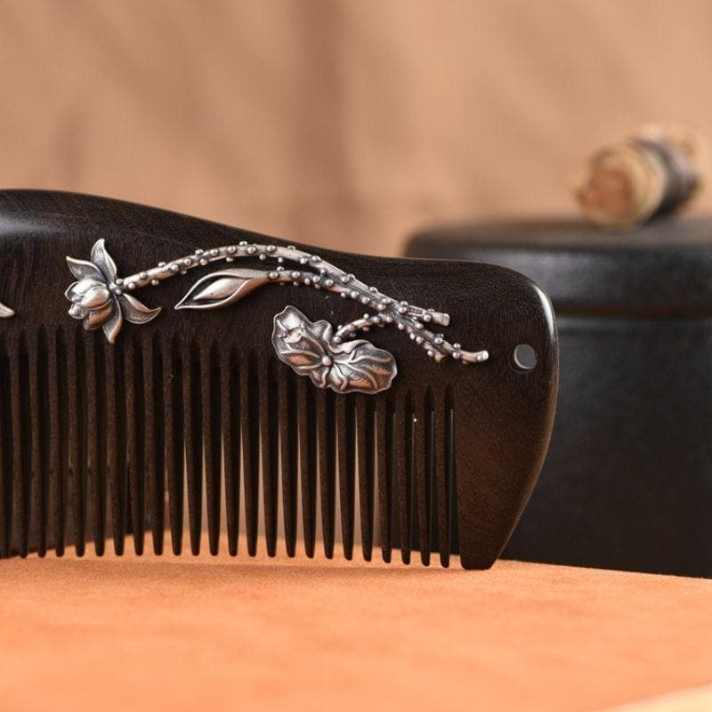 蓮の花と鯉の黒檀櫛 - 日本の伝統と現代技術が融合したアートピースK103