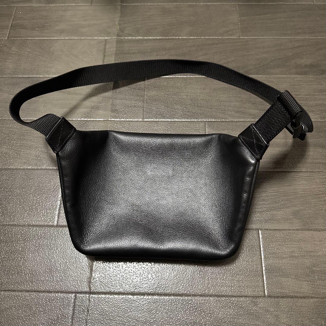 BALENCIAGA ブラック ボディバッグ