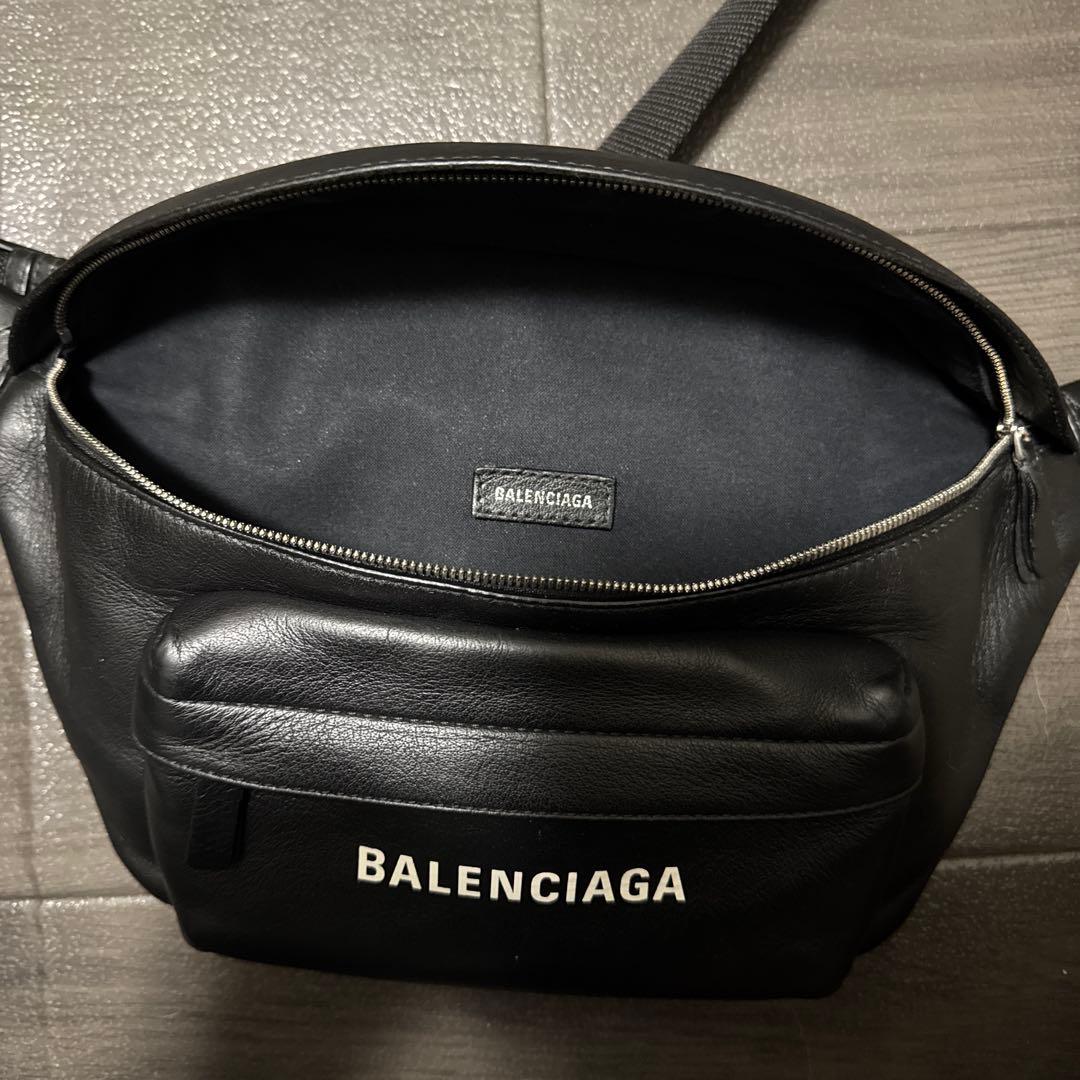 BALENCIAGA ブラック ボディバッグ