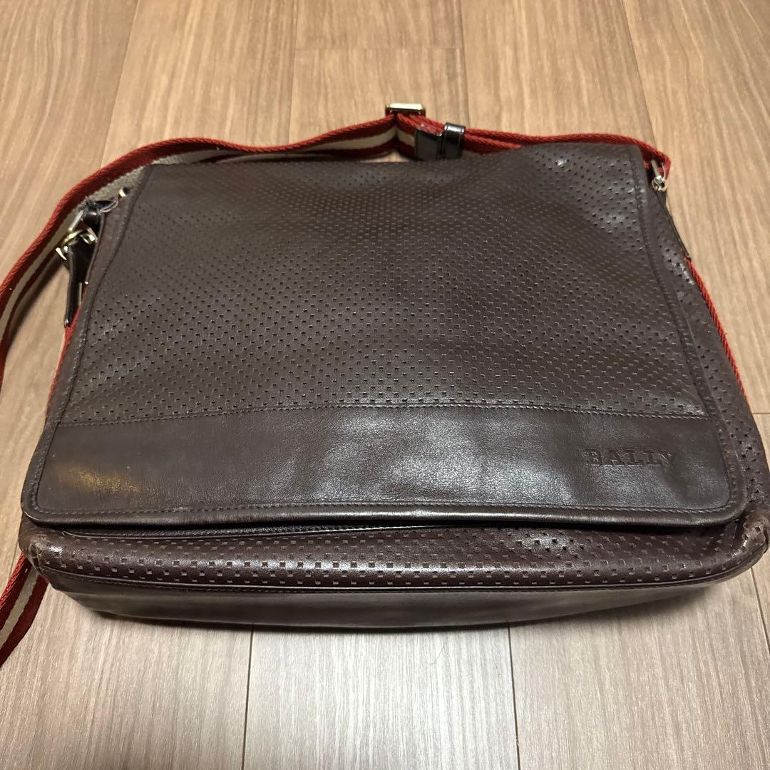 BALLY ダークブラウン ショルダーバッグ【パンチング】