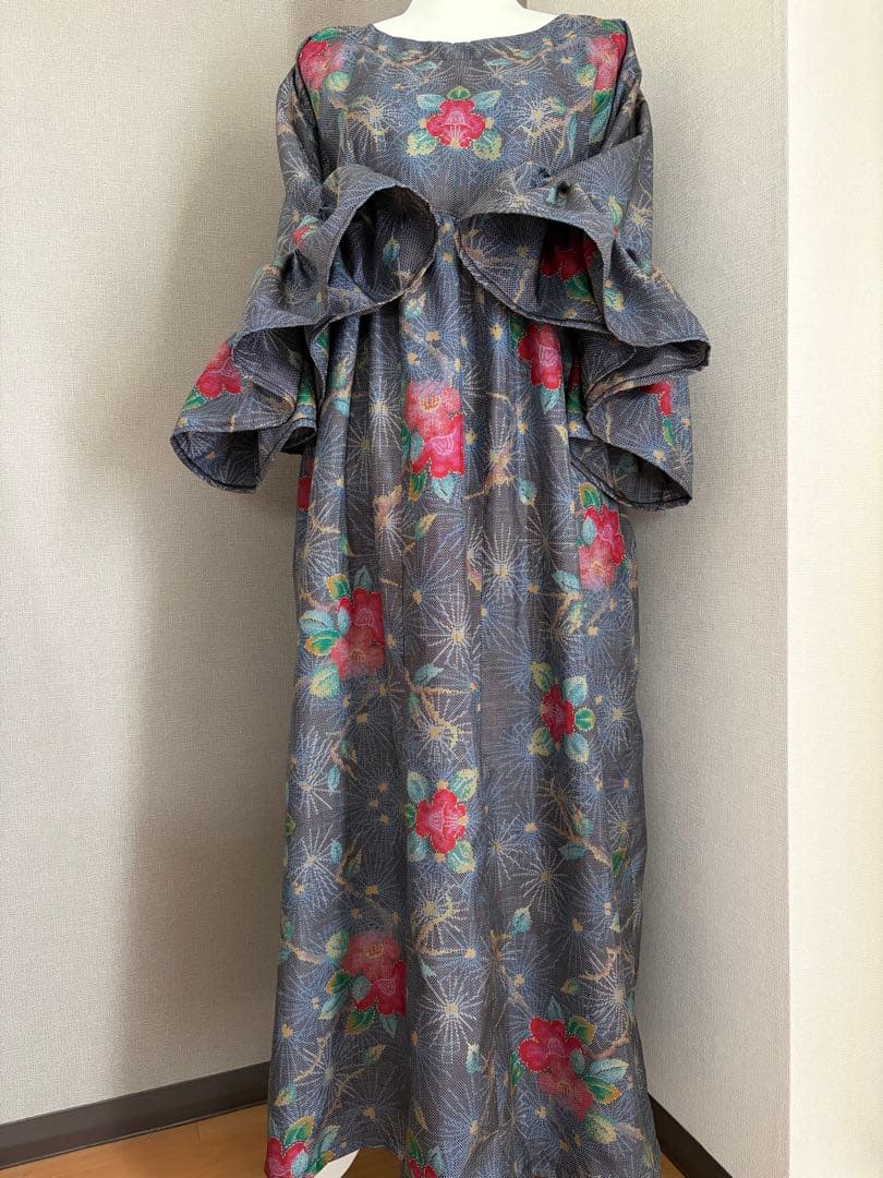 ★着物リメイク★　大島紬　フリル袖のゆったりワンピ　　可愛いカメリア