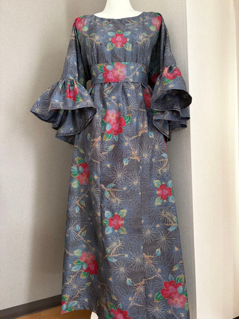 ★着物リメイク★　大島紬　フリル袖のゆったりワンピ　　可愛いカメリア