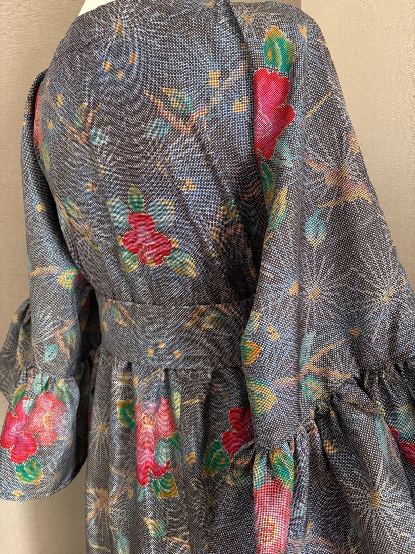 ★着物リメイク★　大島紬　フリル袖のゆったりワンピ　　可愛いカメリア