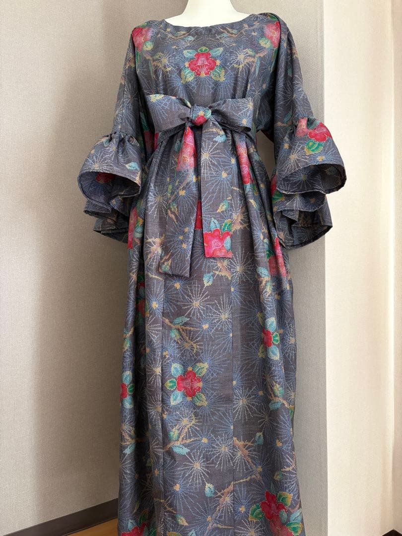 ★着物リメイク★　大島紬　フリル袖のゆったりワンピ　　可愛いカメリア