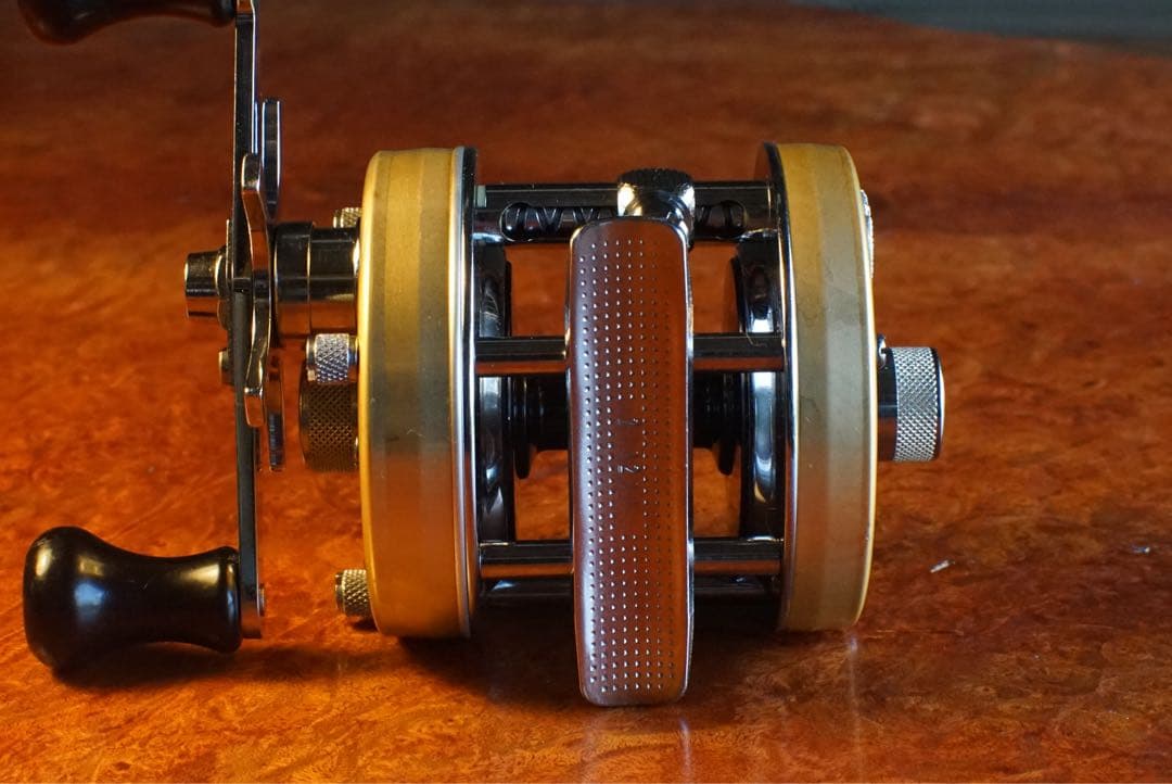 ABU アンバサダー 5500 メンテ済 フレーム修正済 シャンパンゴールド