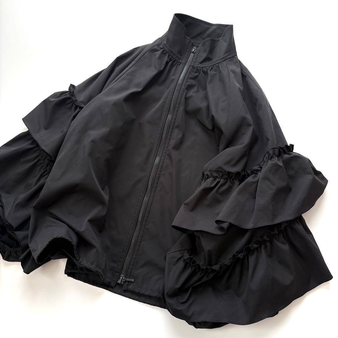 【美品】ダーマコレクション　フリルスリーブナイロンジップジャケット　ブラック