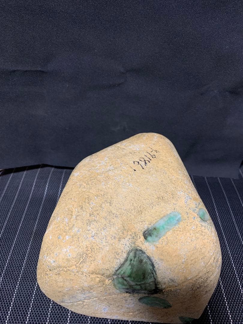 天然翡翠原石（高品質緑色）黒檀木台座付き