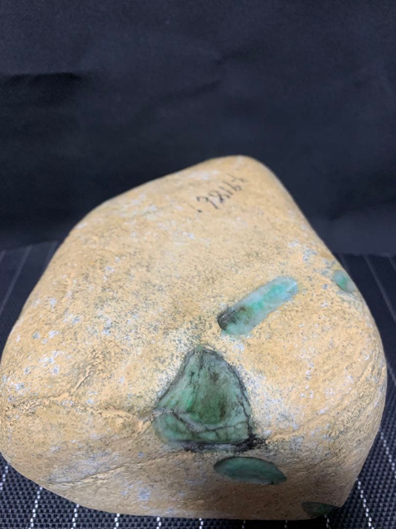 天然翡翠原石（高品質緑色）黒檀木台座付き