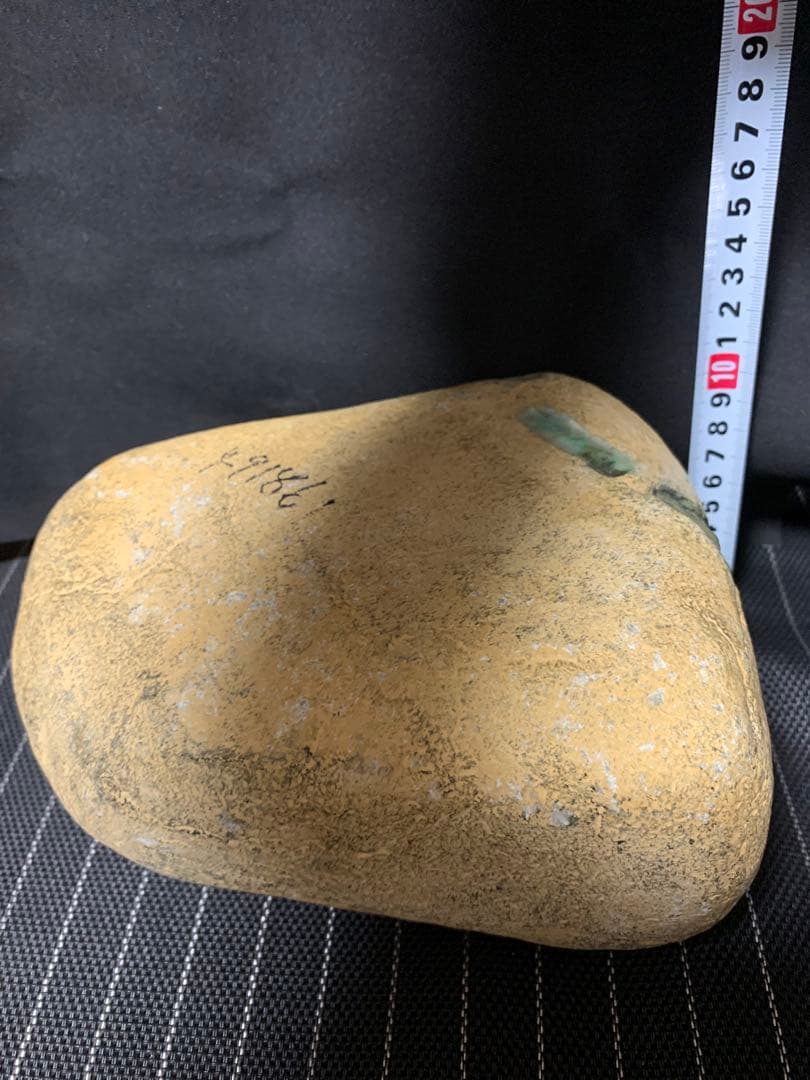 天然翡翠原石（高品質緑色）黒檀木台座付き