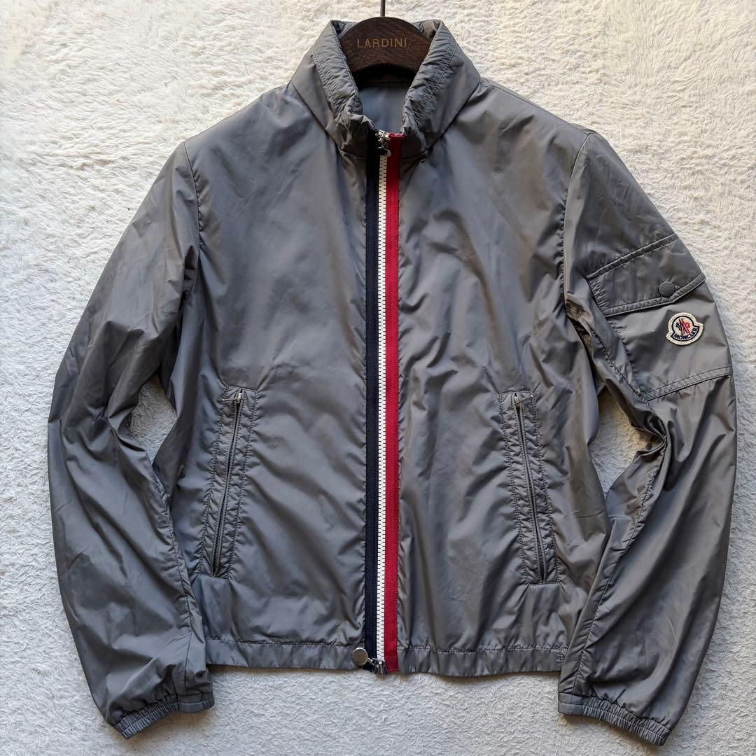 【美品】モンクレール ナイロンジャケット ロゴワッペン トリコロール グレー M