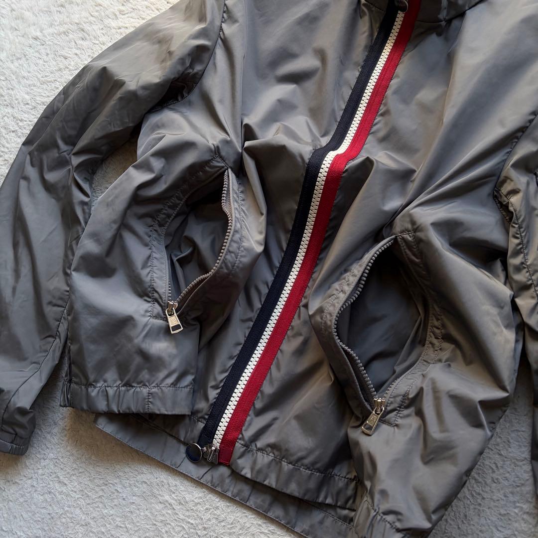 【美品】モンクレール ナイロンジャケット ロゴワッペン トリコロール グレー M