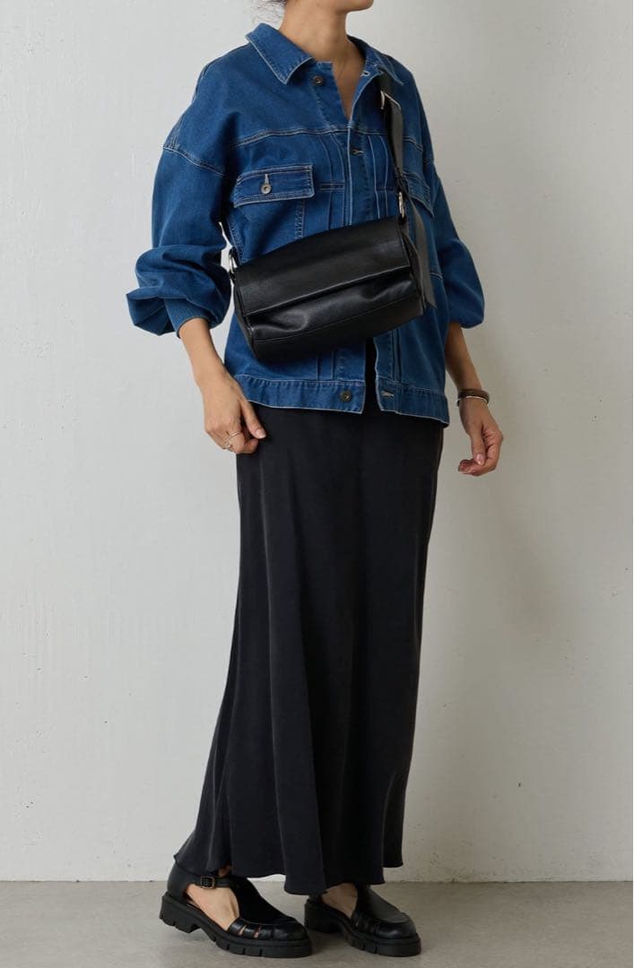 美品ビアズリー　レザーボディバッグ ブラック