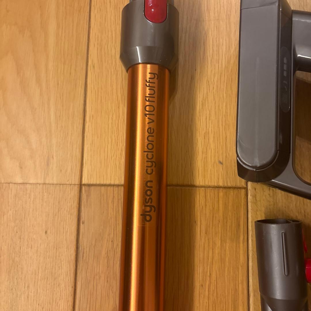 Dyson cyclone v10 fluffy 本体と付属品　スタンド付き