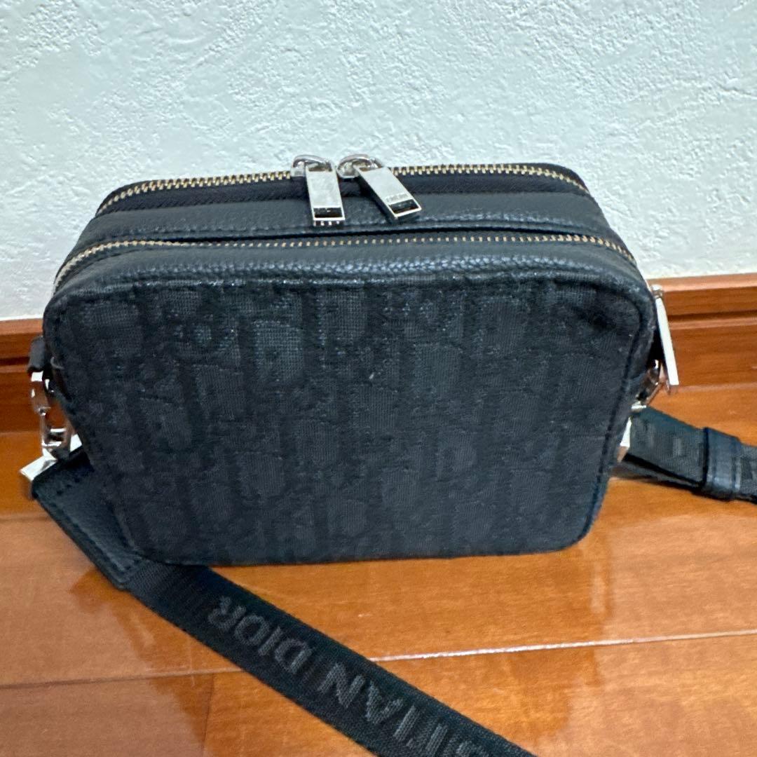 4 Dior ストラップ付きジップポーチ