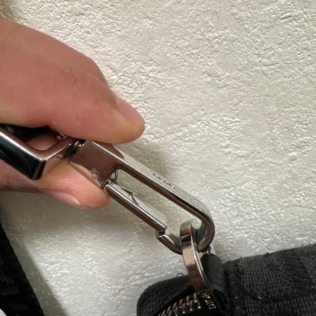 4 Dior ストラップ付きジップポーチ